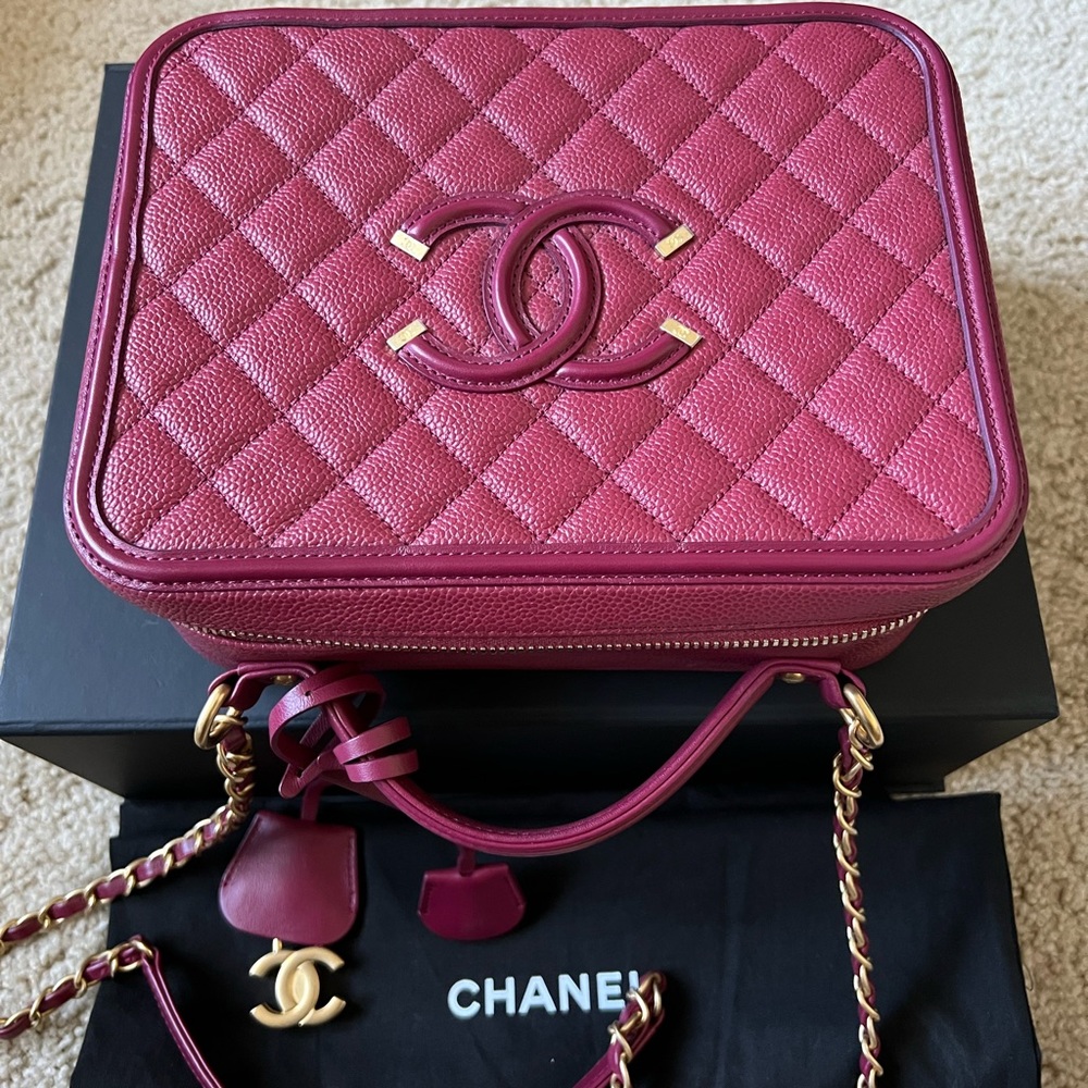 CHANEL Caviar Quilted Medium CC Filigree Vanity Case